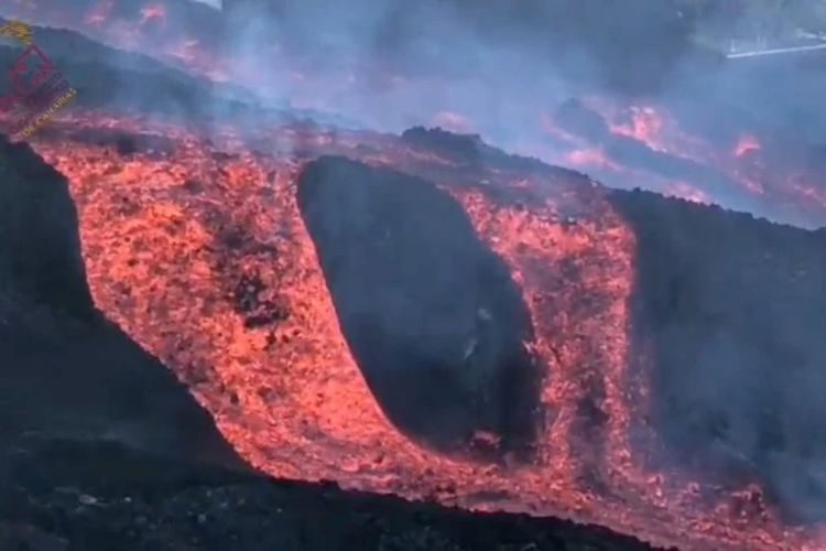 Aliran lava tampak mengalir di laguna dekat gunung berapi di La Palma, Kepulauan Canary, Spanyol, pada 22 November 2021 dalam potongan gambar yang didapat dari video yang beredar di media sosial.