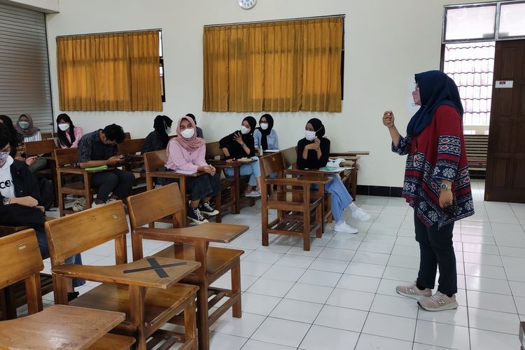 Uji coba kuliah atau pembelajaran tatap muka (PTM) sudah dilaksanakan di Universitas Tidar (Untidar) Magelang, Jawa Tengah, Rabu (27/10/2021).