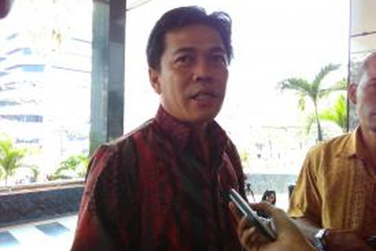 Pengacara politisi PDI Perjuangan Masinton Pasaribu, Mangapul Silalahi, meminta kejelasan laporan soal dugaan gratifikasi dari RJ Lino ke Rini Soemarmo di Gedung KPK, Jakarta, (2/10/2015).