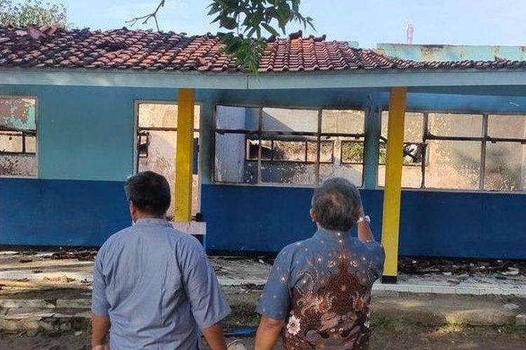 Kondisi dua ruang kelas di SMPN 1 Jatitujuh Majalengka seusai terbakar pada Kamis (27/7/2023) malam. 
