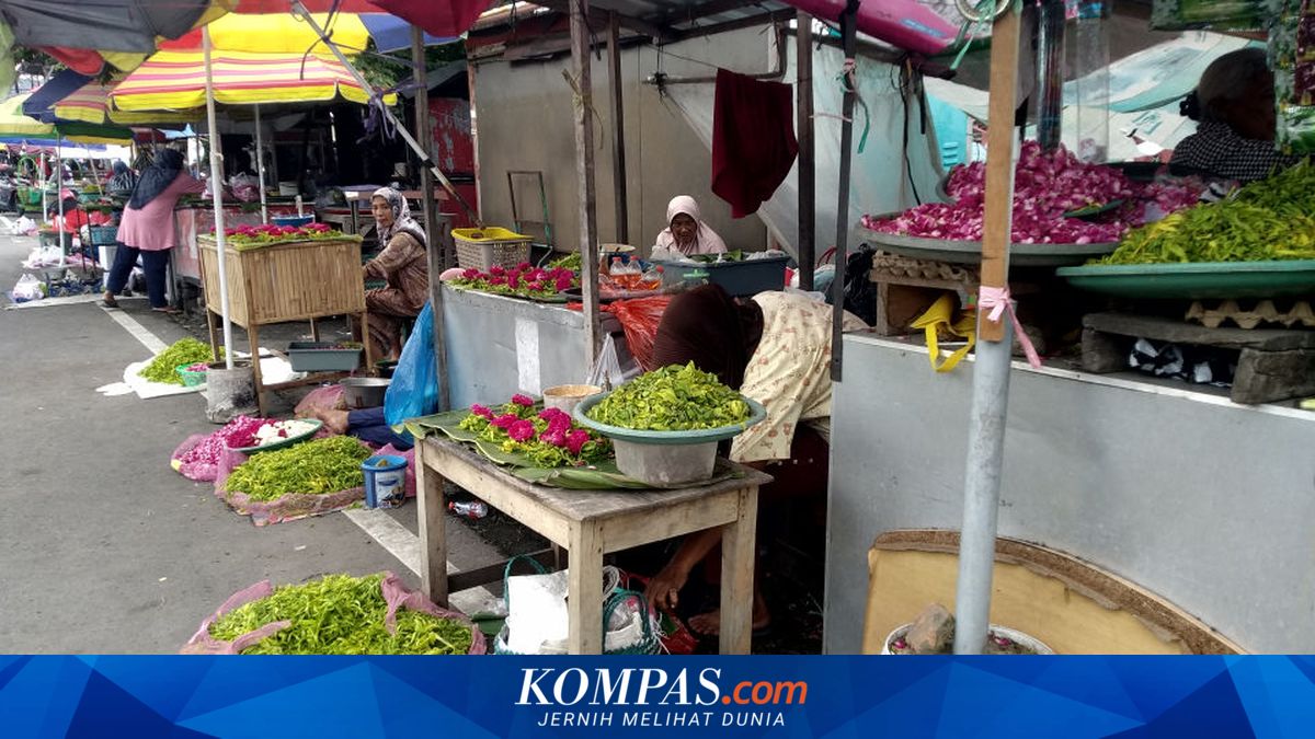 Tradisi Nyekar Makam Leluhur Tiba, Harga Bunga Tabur Naik 6 Kali Lipat di Blitar