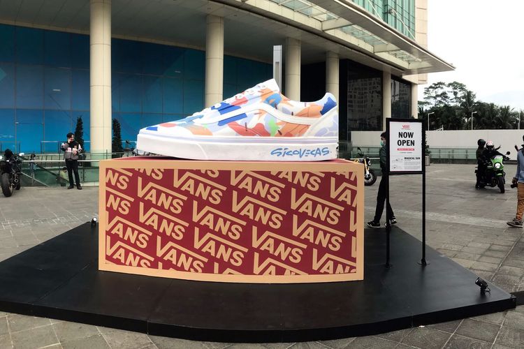 Instalasi sepatu di luar Gerai Vans di Senayan City