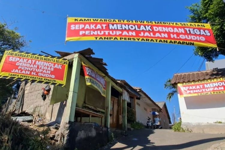 Spanduk penolakan warga soal rencana penutupan Jalan H Gudig di Meruya Selatan, Kembangan, Jakarta Barat, Kamis (20/7/2023).