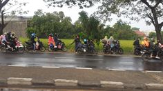 Kondisi Arus Mudik di Pantura Indramayu Diwarnai Hujan dan Padat Pengendara Motor