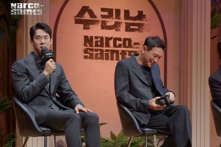 Aktor Yoo Yeon Seok (kiri) dan Hwang Jung Min (kanan) saat konferensi pers virtual drama original Netflix Narco-Saints, Rabu (7/9/2022).