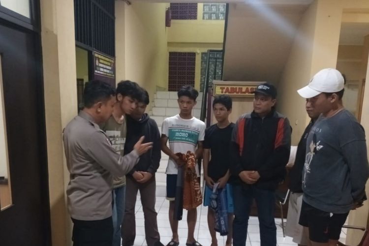 Beberapa remaja tanggung diamankan Polsek Pesanggrahan pada Kamis (23/3/2023) dini hari saat hendak tawuran. 