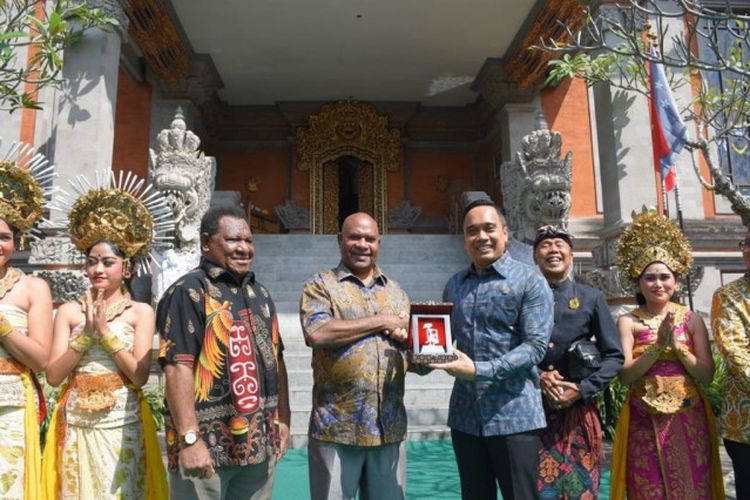 Wakil Ketua BKSAP Putu Supadma Rudana saat bertukar cenderamata usai melakukan pertemuan bilateral dengan Parlemen Papua Nugini. 