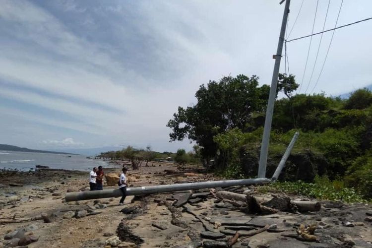 Abrasi, jalan dan tiang listrik roboh di pantai labuhan sawo Sumbawa