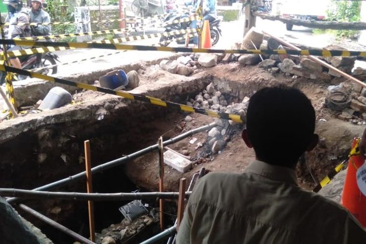 Bunker peninggalan Belanda ditemukan di sekitar bekas Pabrik Gula Cokro atau De Suiker Febriek Tjokro Toelong Desa Cokro, Kecamatan Tulung, Kabupaten Klaten, Jawa Tengah.