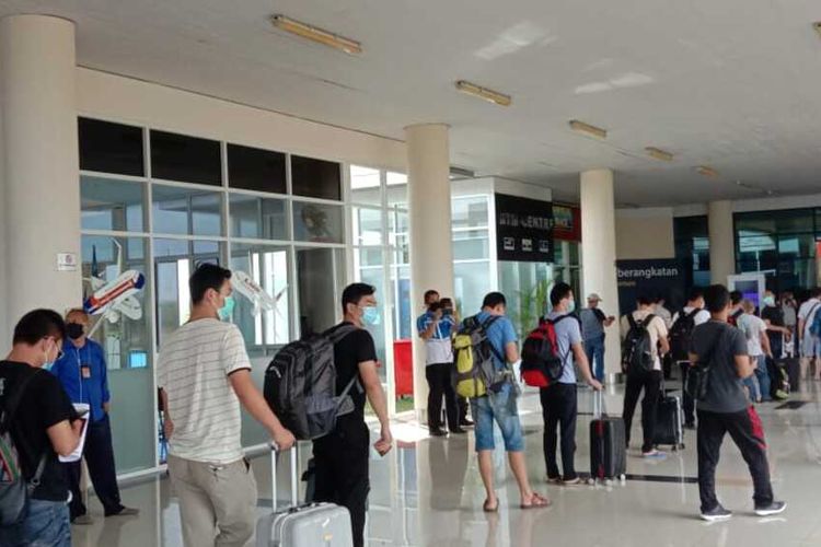 Sebanyak 29 Tenaga Kerja Asing (TKA) dari PT. Bintan Alumina Indonesia (BAI) yang sempat tertunda pemulanganya, akhirnya selesai dipulangkan semua. Sama seperti 10 TKA sebelumnya, ke 29 ini juga dipulangkan ke China melalui jalur Jakarta dan dari Bintan diterbangkan ke Jakarta melalui bandara Raja Haji Fisabililah (RHF) Tanjungpinang sekitar pukul 11.00 WIB, Jumat (3/3/2020) kemarin.