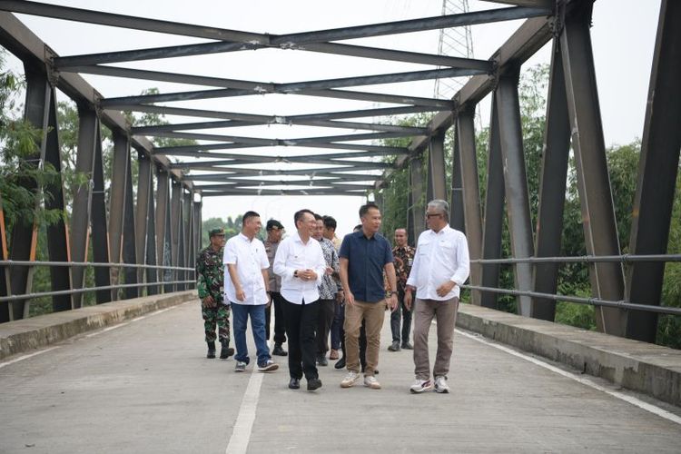 Penjabat Gubernur Jawa Barat Bey Triadi Machmudin meninjau Jembatan Cikarang II yang baru direvitalisasi, Kabupaten Bekasi, Jawa Barat, Rabu (1/5/2024).  