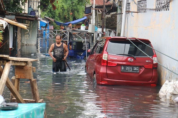 Banjir setinggi lutut orang dewasa masih menggenangi wilayah Kelurahan Sukabumi Selatan, Kebon Jeruk, Jakarta Barat, Rabu (1/1/2020).