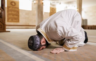 Ilustrasi shalat. Ilustrasi sujud.