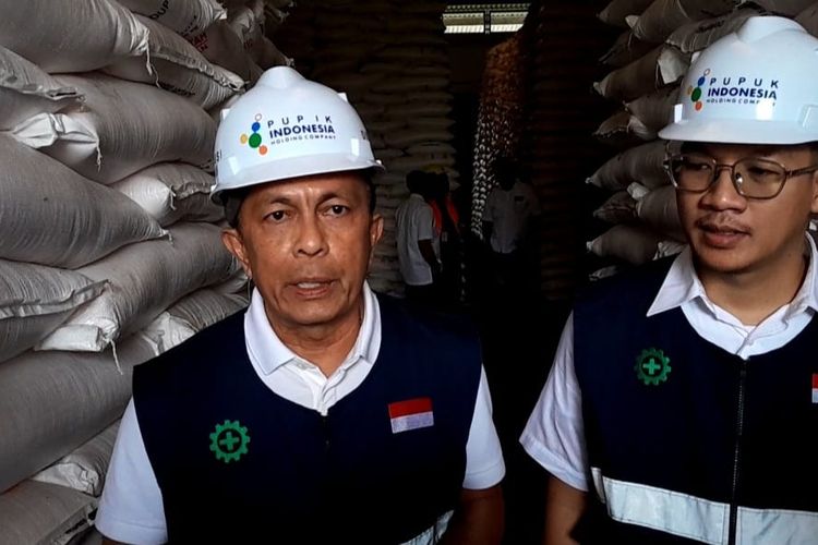 SVP Penjualan Wilayah Timur Pupuk Indonesia, Muhammad Yusri saat mengecek ketersediaan stok pupuk ke gudang pupuk di kawasan Kecamatan Pakisasji, Kamis (9/2/2023).