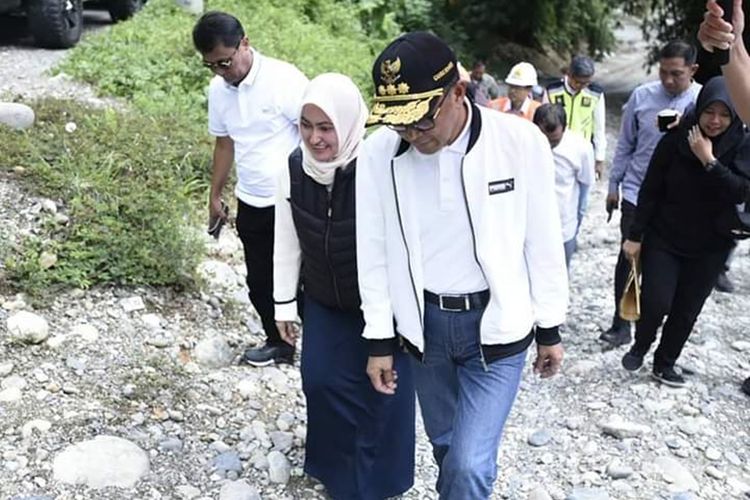 Gubernur Sulsel, Nurdin Abdullah didampingi Bupati Luwu Utara, Indah Putri Indriani meninjau pembuatan jalan di Kecamatan Seko.