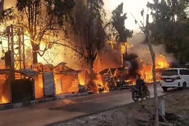 Diduga Dipicu Bakar Sampah, Kebakaran di Babat Lamongan Hanguskan 10 Toko dan 2 Motor