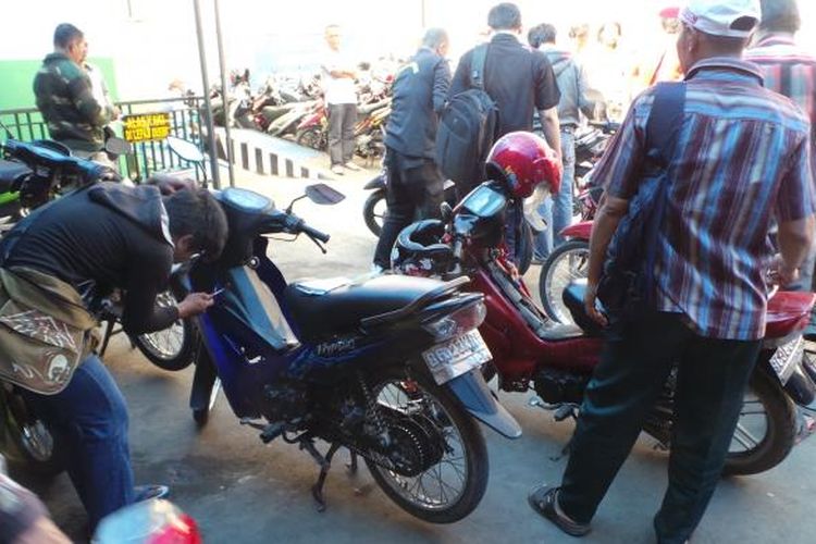 Pemilik kendaraan membuka sendiri bodi motor ketika melakukan cek fisik di Samsat Kota Bekasi