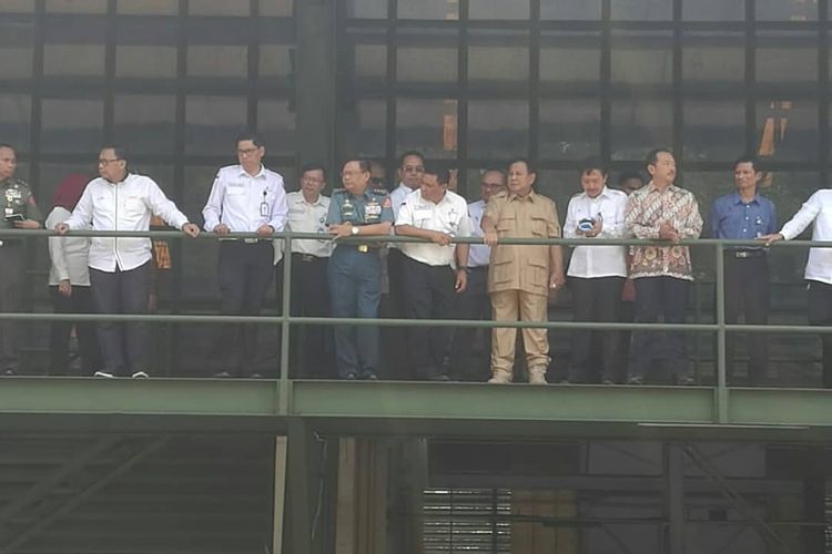 Menteri Pertahanan Prabowo Subianto saat mengunjungi PT Pindad (Persero) dan PT INTI di Bandung, Rabu (6/11/2019).