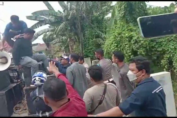 Sekelompok preman membubarkan paksa dan mengejar para mahasiswa yang berunjukrasa di salah satu hotel di Kabupaten Wakatobi, Sulawesi Tenggara, Rabu (23/3/2022) siang.