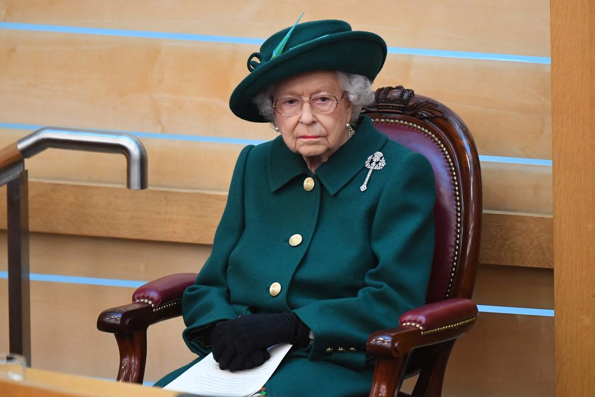 Foto pada 2 Oktober 2021 memperlihatkan Ratu Elizabeth II bersiap pidato di parlemen dalam Kamar Debat, untuk membuka sesi keenam Parlemen Skotlandia di ibu kota Edinburgh.
