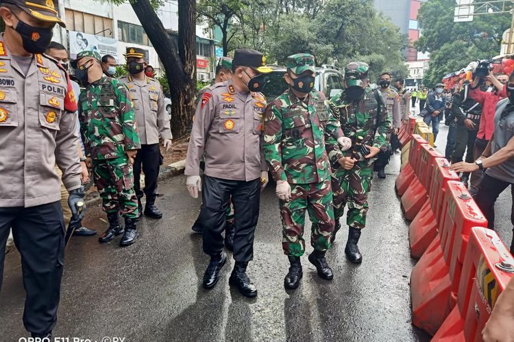 Kapolda Metro Jaya Irjen Pol Fadil Imran dan Pangdam Jaya Mayjen TNI Dudung Abdurrachman melakukan pantauan berjalannya PPKM di Pasar Tomang Barat, Tanjung Duren, Selasa (2/2/2021).