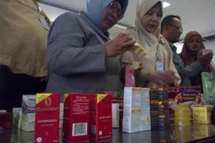 Kepala Balai Besar Pengawasan Obat dan Makanan (BBPOM) Aceh, Syamsuliani sedang menunjukkan sejumlah kosmetika ilegal hasi sitaan BBPOM selama pekan terkahir di Bulan Oktober 2015. BBPOM menilai peredaran kosmetika ilegal di Aceh masih tinggi.*****K12-11