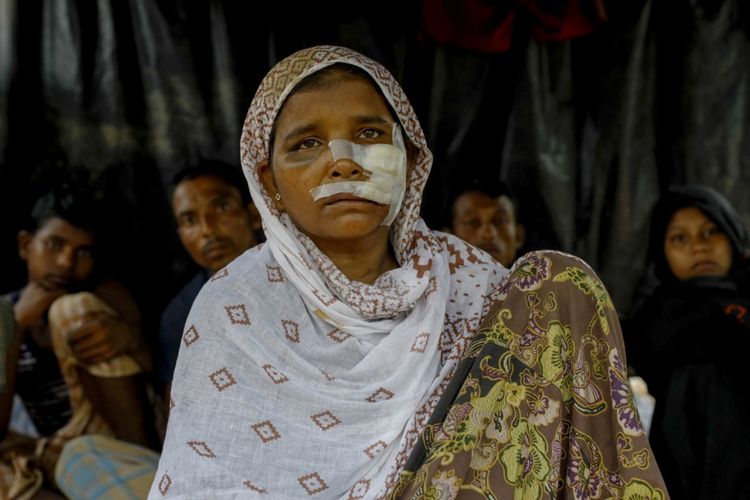 Pengungsi Rohingya dari Myanmar berteduh di dalam tenda di Kamp Pengungsian yang berdekatan dengan Kota Teknaf, Banglades, 5 September 2017. PBB (UNHCR) mengatakan, jumlah warga etnis minoritas Rohingya di Rakhine, Myanmar, yang telah melarikan diri ke Banglades telah mencapai 313.000 orang.