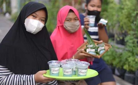 More Women Micro-Entrepreneurs Should Get Presidential Assistance Program in Indonesia 