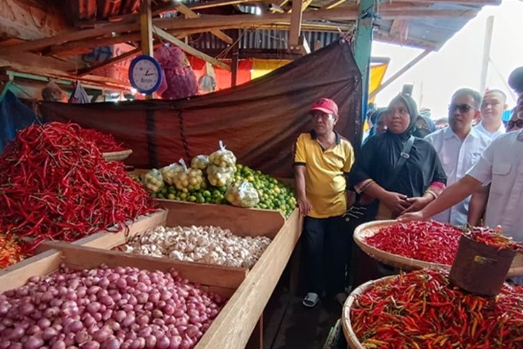 Menteri Perdagangan Zulkifli Hasan saat berkunjung ke Pasar Simpong, Kecamatan Luwuk, Kabupaten Banggai, Sulawesi Tengah, Selasa (13/2/2024).