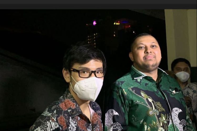 Nicholas Sean dan Ahmad Ramzy saat ditemui usai hadir sebagai saksi dalam sidang kasus pencemaran nama baik terdakwa Ayu Thalia di Pengadilan Negeri (PN) Jakarta Utara, Selasa (14/6/2022).