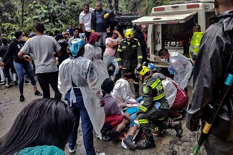Gambar selebaran yang dirilis oleh kantor pers Kepolisian Nasional Kolombia menunjukkan tim penyelamat bekerja di lokasi tanah longsor di sektor El Ruso, kotamadya Pueblo Rico, di barat laut Bogota, Kolombia, pada 4 Desember 2022. 