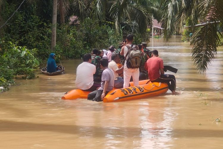 Petugas TNI mengantarkan sejumlah korban banjir yang hendak melakukan aktivitas di Desa Sontang, Kecamatan Bonai Darussalam, Kabupaten Rokan Hulu, Riau, Rabu (3/1/2024).
