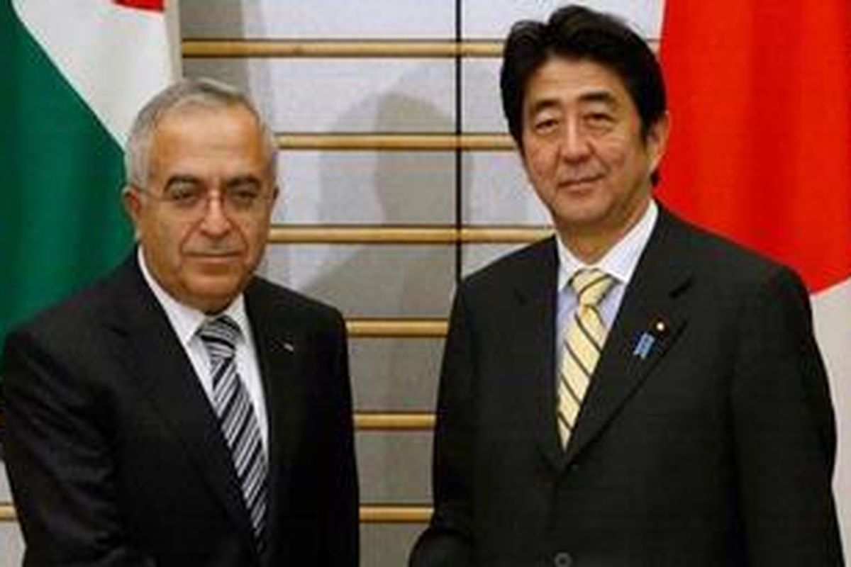PM Palestina Salam Fayyad dan PM Jepang Shinzo Abe bertemu di Tokyo.