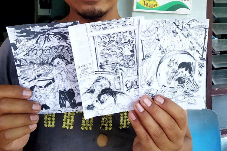 Uky Tantra menunjukkan tiga gambar berkisah tentang Rumini yang jasadnya ditemukan sedang memeluk Salamah di rumah mereka di Desa Curah Kobokan, Kecamatan Candipuro, Kabupaten Lumajang akibat erupsi Gunung Semeru, Jumat (10/12/2021)
