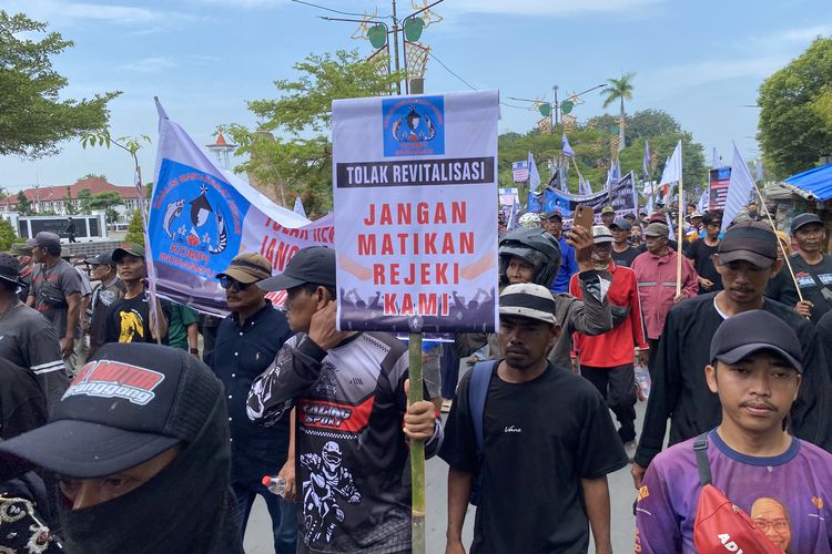 Petambak di Indramayu Demo Turun ke Jalan Tolak Proyek Revitalisasi Tambak Pantura