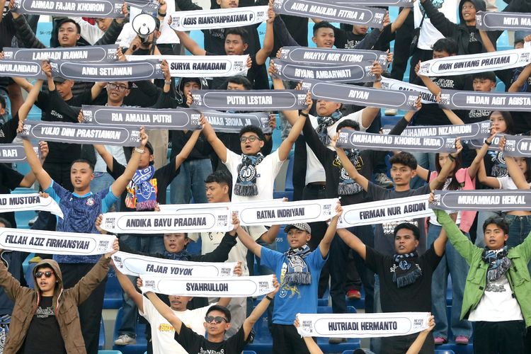 135 Aremania membentangkan nama-nama korban Tragedi Kanjuruhan saat laga pekan ke-4 Super League 2026-2027 yang berakhir dengan skor 2-2 di Stadion Kanjuruhan kepanjen, Kabupaten Malang, Sabtu (10/10/2026) sore.