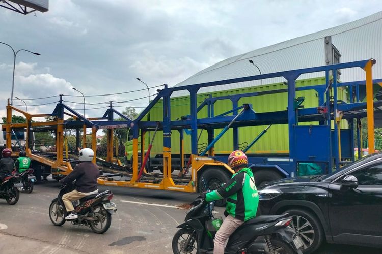 Truk trailer yang melindas seorang pengendara ojek online di Jalan Jenderal Ahmad Yani, Bekasi Selatan, Kota Bekasi, Senin (13/2/2023).