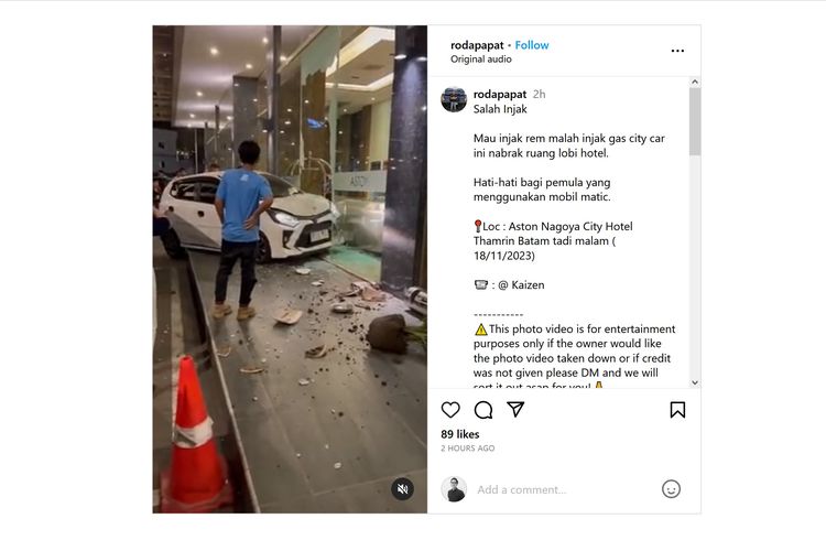 Video viral di dunia maya memperlihatkan mobil Toyota Agya yang menabrak pintu lobi hotel di Batam, Kepulauan Riau.