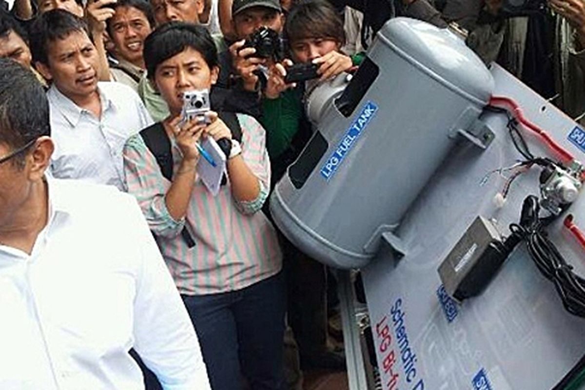 Menteri BUMN Dahlan Iskan melihat purwarupa  konversi  BBG di Bandung