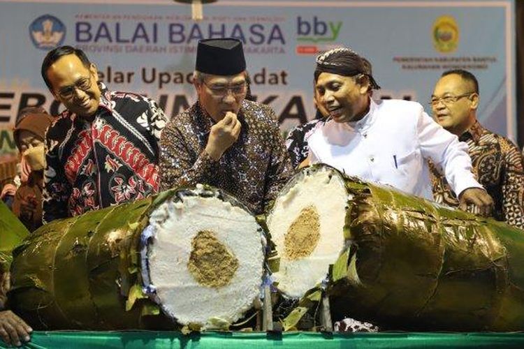 Bupati Bantul Abdul Halim Muslih mencicipi lemper raksasa, sebelum diperebutkan warga, pada upacara adat Rebo Pungkasan di halaman Kalurahan Wonokromo, Kapanewon Pleret, Selasa (20/9/2022) malam. 
