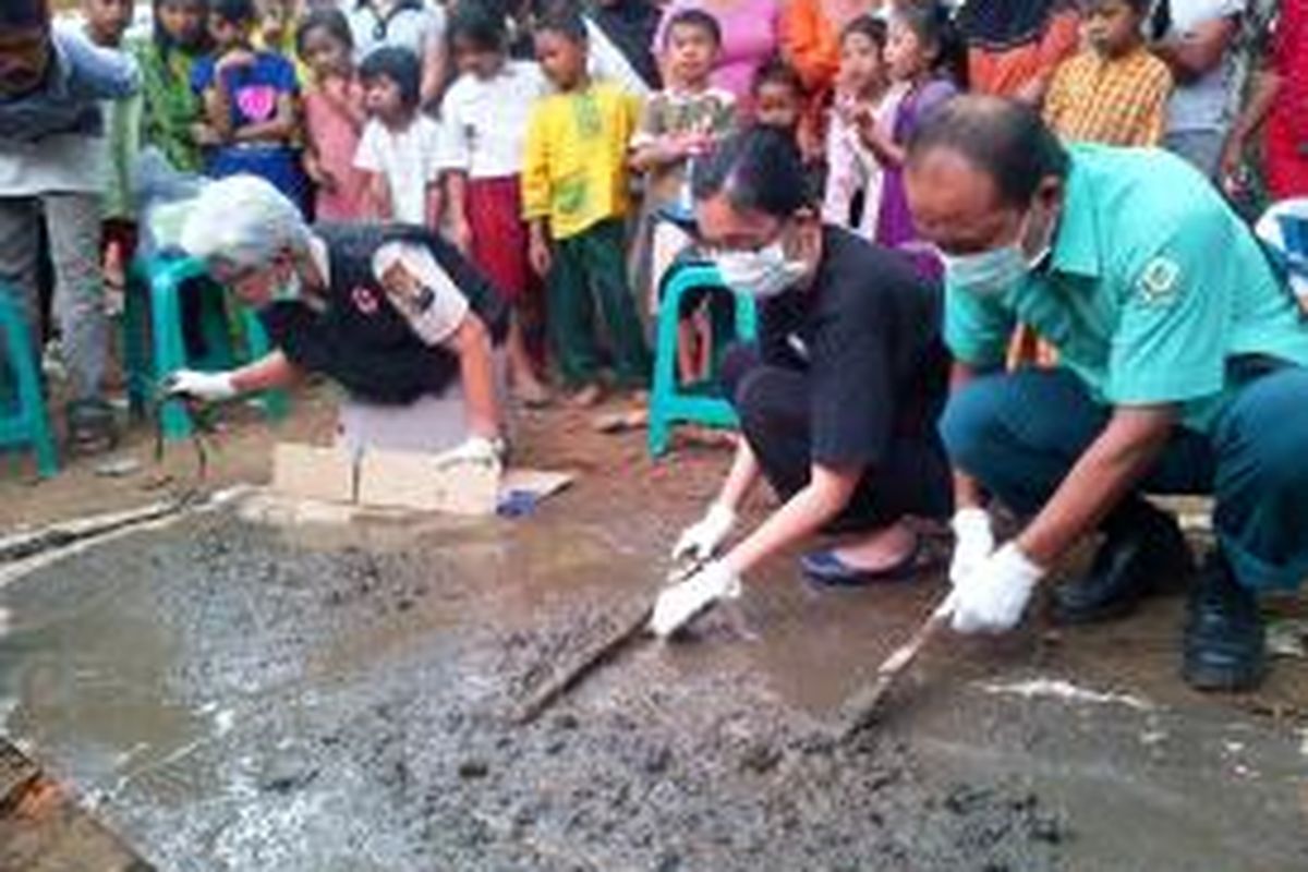 Petugas memilah tulang-belulang Iin (20), warga Desa Yosorati, Kecamatan Sumberbaru, Jember, Jawa Timur, Selasa (12/8/2014). Iin diduga dibunuh oleh ibu kandungnya sendiri dan jasadnya dibuang ke tempat penampungan kotoran. 