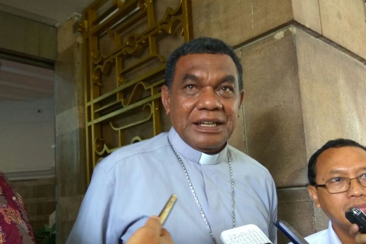 Uskup Gereja Timika, Papua, John Philip usai menemui Menteri ESDM Ignasius Jonan di Jakarta, Senin (27/2/2017).