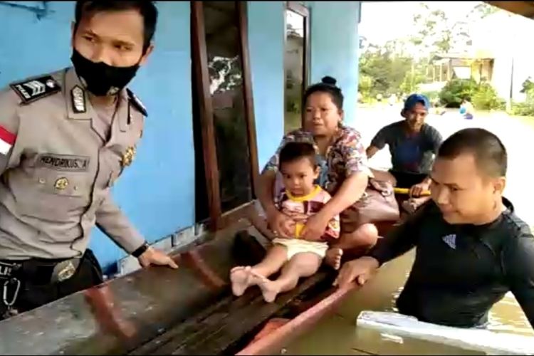 Puluhan rumah di Kecamatan Entikong, Kabupaten Sanggau, Kalimantan Barat (Kalbar) terendam banjir mulai Kamis (14/1/2021) pagi.