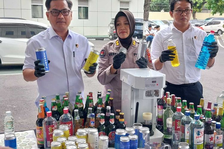 Wadir Reskrimum Polda DIY AKBP Tri Panungko saat menunjukan barang bukti berupa kemasan kaleng berisi miras oplosan hasil repacking pelaku YFC warga Kapanewon Gamping, Sleman, Rabu (23/10/2024).