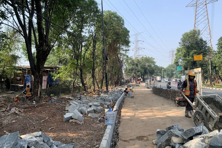 Trotoar Dibangun di Jalan DI Pandjaitan-Simpang Cawang Jaktim, Lalin Lancar