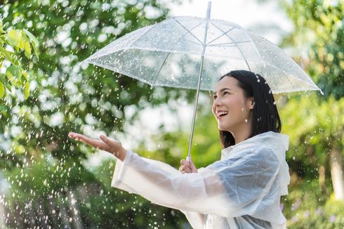 5 Tips Merawat Wajah Saat Musim Hujan, Tetap Pakai Sunscreen