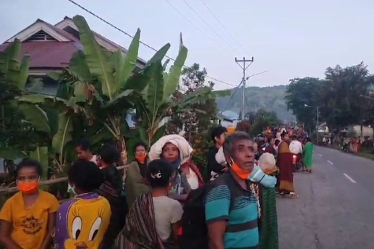 Warga lereng gunung Ile Lewotobi Laki-laki di Kabupaten Flores Timur, Nusa Tenggara Timur (NTT) mengungsi ke kantor Camat Wulanggitang