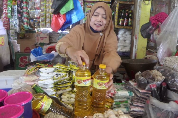 Pedagang minyak goreng di Pasar Baru Lumajang, Kamis (17/3/2022)