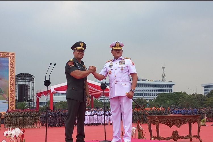 Jenderal Andika Perkasa dan Panglima TNI Laksamana Yudo Margonousai acara serah terima jabatan Panglima TNI di Markas Besar TNI, Cilangkap, Jakarta Timur, Selasa (20/12/2022).  