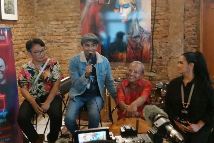 Mondo Gascaro, Glenn Fredly, Bob Tutupoly, dan Vina Panduwinata dalam jumpa pers di M Bloc Space, Jakarta Selatan, Senin (25/11/2019).